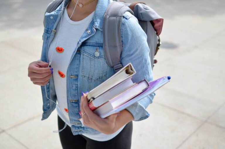 studente libri zaino scuola