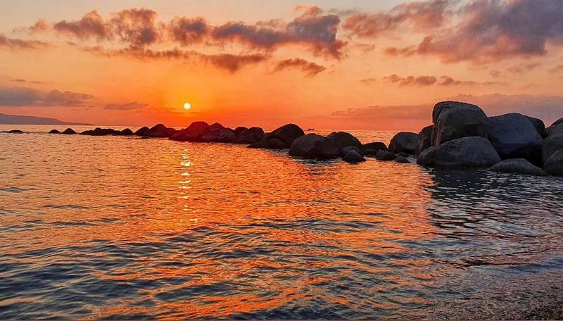 tramonto spiaggia favazzina