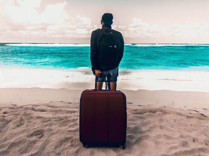 valigia ragazzo mare partenza