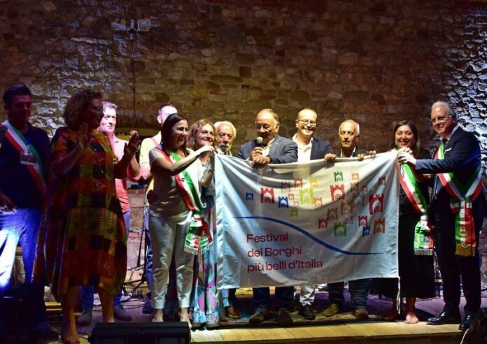 Passaggio di consegne dalla Toscana alla nostra regione per la kermesse che quest'anno si è svolta a Lucignano