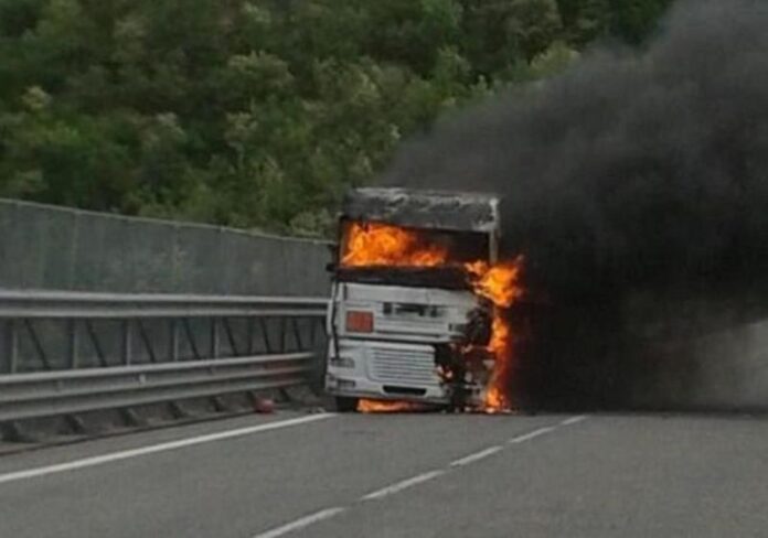 camion in fiamme A2