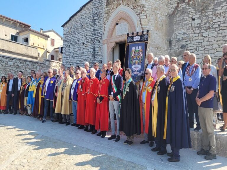 Emilio Iantorno, presidente della Confraternita della frittola calabrese, nominato cavaliere dello Snodar