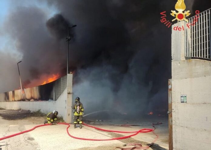 incendio discarica san mauro marchesato