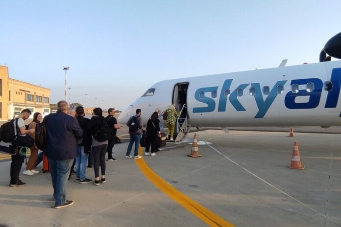 La partenza del volo da Crotone (foto ansa)