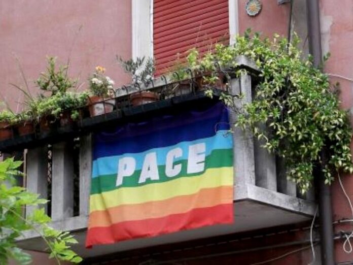 bandiera pace balcone