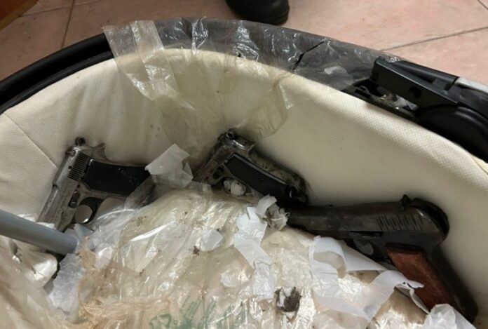 armi e droga nel passeggino arresti