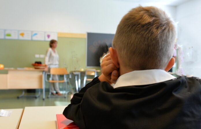 bambino isolato in classe