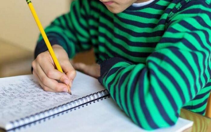 bimbo lasciato solo in classe a Rende