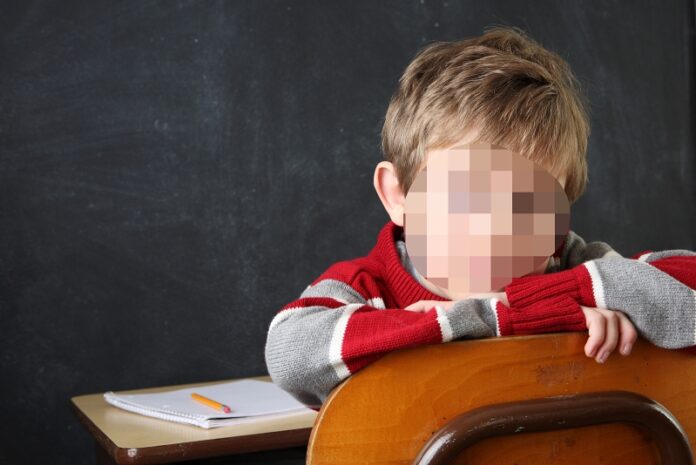 bimbo lasciato solo in classe