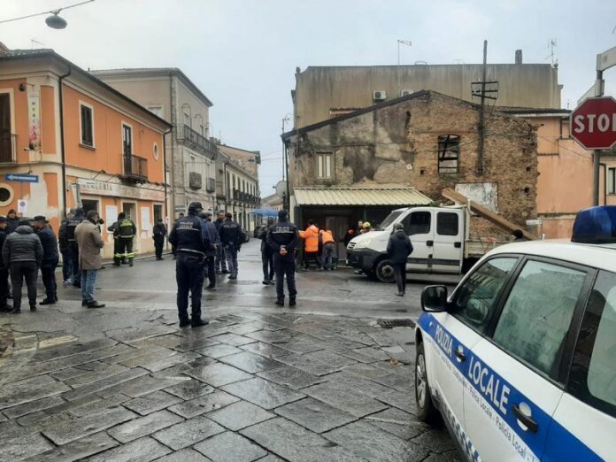 demolizione chiosco mantella