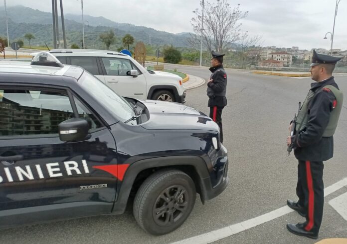 extracomunitario lancia pietre