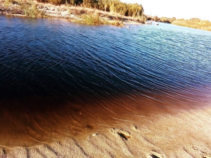 fiume di acqua nera