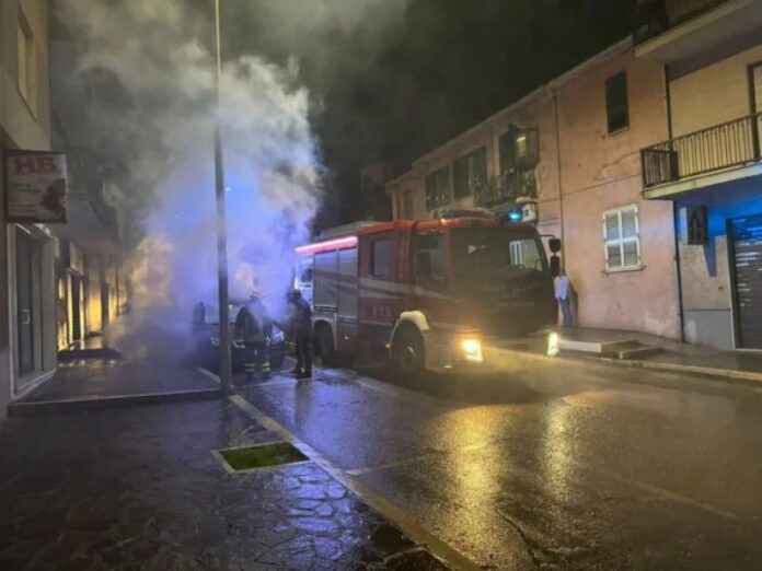 incendio auto giornalista