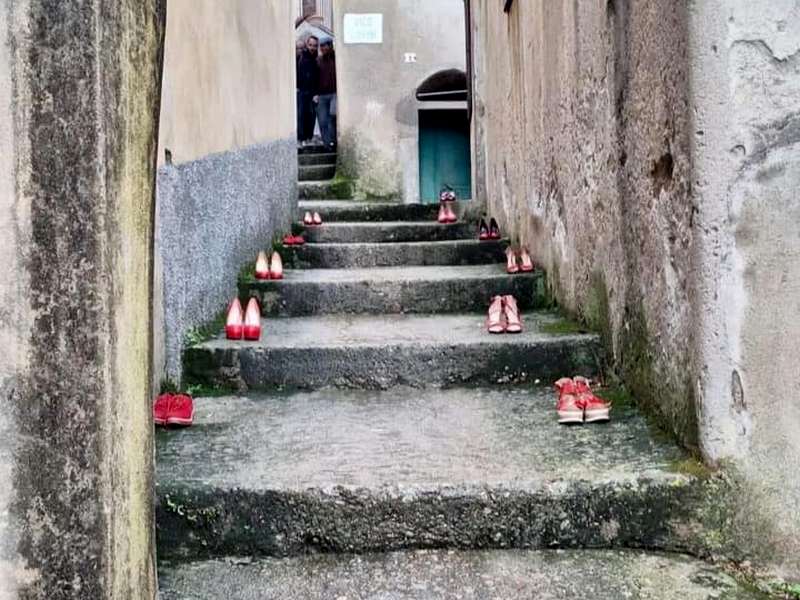 scarpe rosse badolato