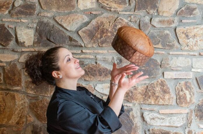 La pastry chef Denisia Congi soddisfatta del suo panettone 'mpigliato
