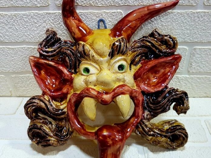Maschera Apotropaica con Corna in Ceramica di Seminara