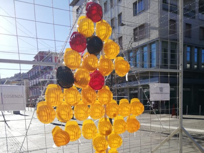 rubati caschetti albero anmil