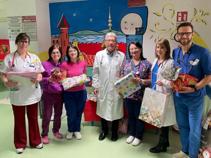 consegna_regali_pediatria_perla_dello_stretto