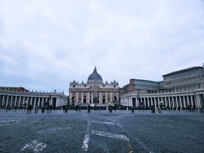 entra con coltello ferisce poliziotto piazza san pietro Roma