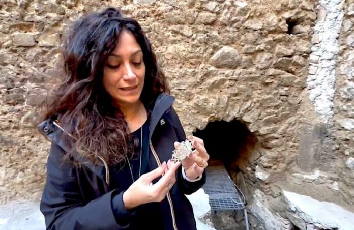 Succurro Rosaria con reperti Chiesa Madre