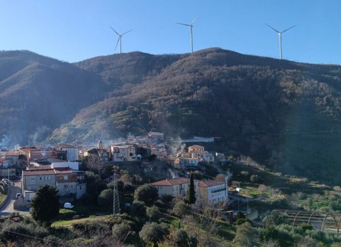 alcune pale eoliche del parco sito a ridosso del paese di Mongrassano