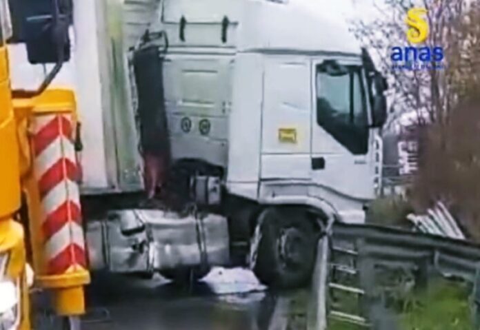 camion di traverso su 106