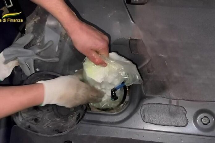 cocaina serbatoio auto