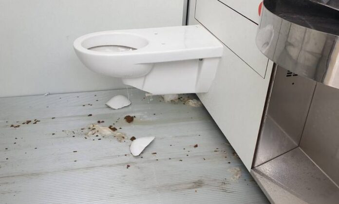 bagno vandalizzato soverato