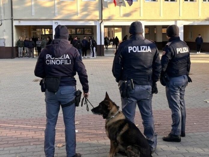 Crotone controlli antidroga della Polizia nelle scuole
