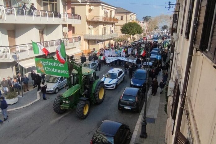 agricoltori crotone protesta ansa