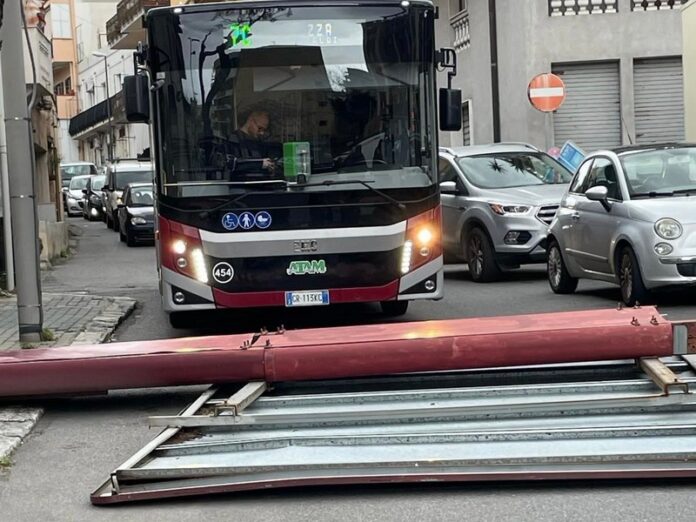 cartellone caduto reggio