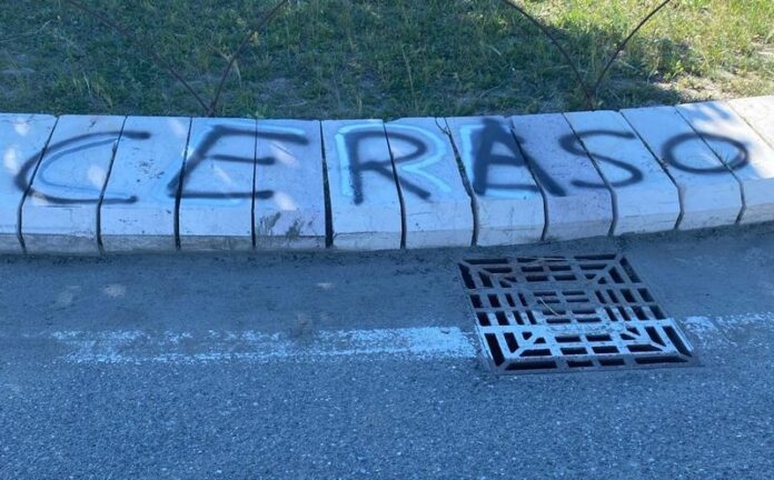 scritte ceraso dimettiti