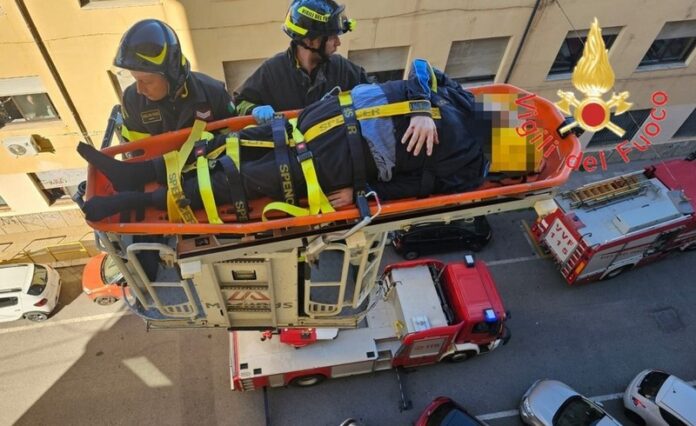 uomo ferito casa crotone vigili