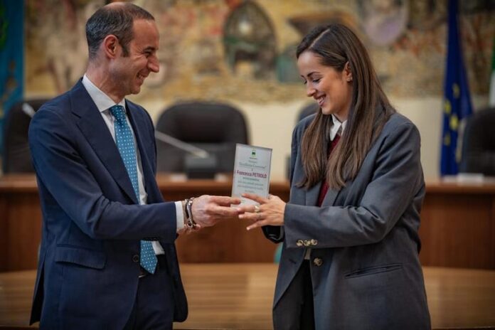 Francesco Turco premia Francesca Petrolo