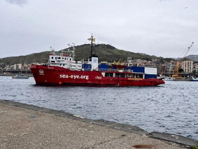 nave Sea-Eye 4 con 144 migranti a bordo
