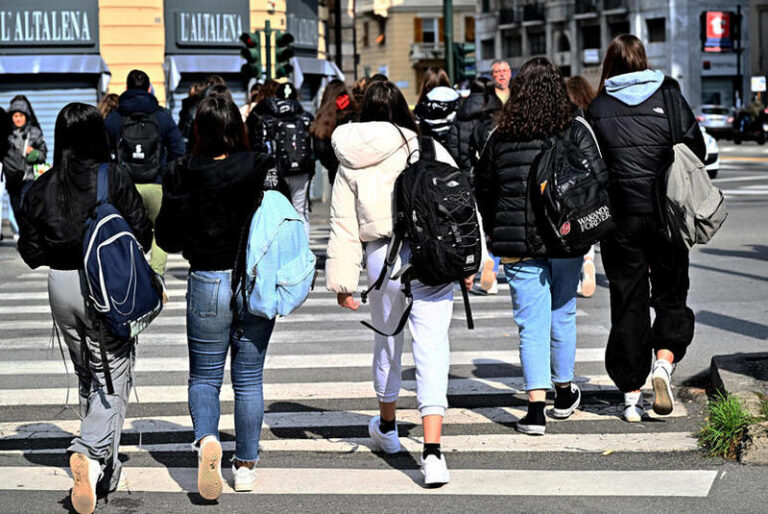 Studentesse all'uscita dal loro istituto scolastico superiore dopo le lezioni a Genova in una foto d'archivio del 6 marzo 2023. ANSA/LUCA ZENNARO (scuola, ragazzi, ragazze, educazione, istruzione, simbolica, simboliche, generica, zaino, libri, studio, cultura, adolescenza, donne, sneaker)