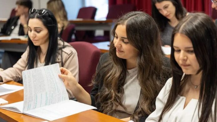 studenti studentesse aula lezione didattica