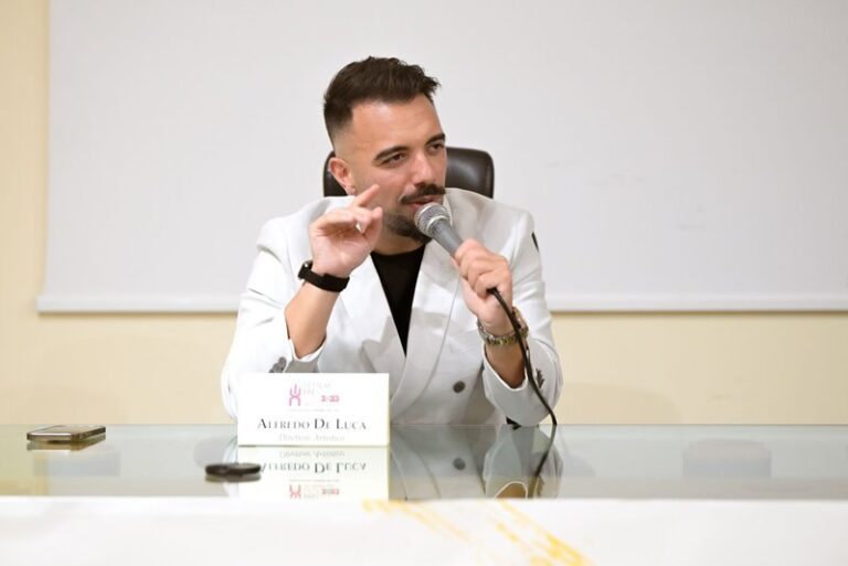 Il direttore artistico Alfredo De Luca, insieme all’amministratore comunale di Diamante, annuncia l’incredibile programmazione estiva 2024 del Teatro dei Ruderi