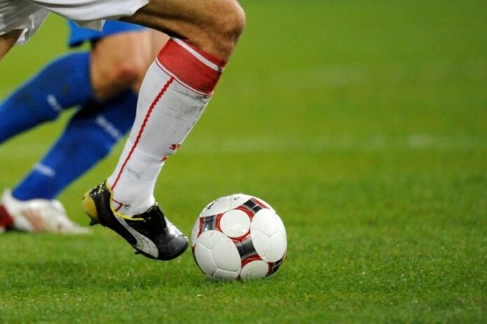 calcio pallone gambe