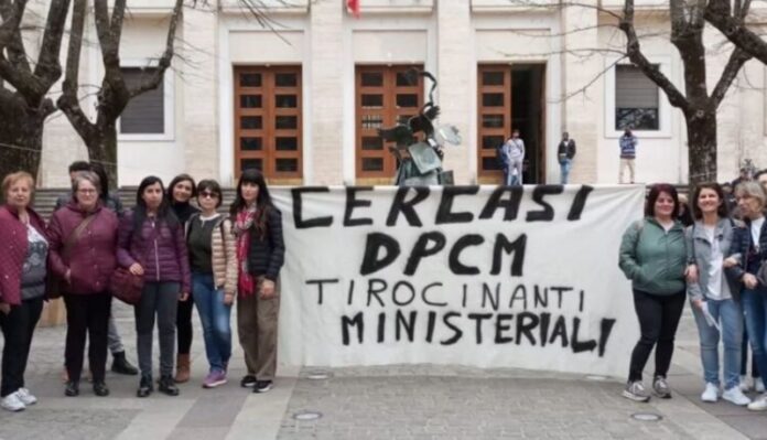 protesta ex tirocinanti ministeriali Cosenza