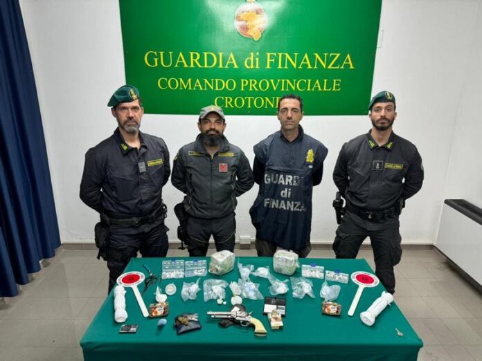 finanza sequestro droga crotone