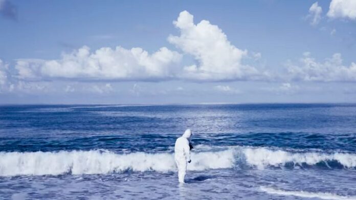 L’opera “Hoeing the Sea” dell’artista Luca Granato