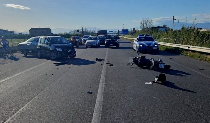 incidente statale 106 auto moto