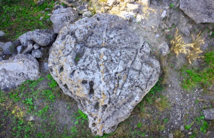 stele di mitra