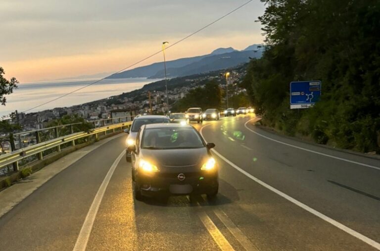Statale 107 verso il Tirreno: la domenica è il solito calvario di code e rallentamenti