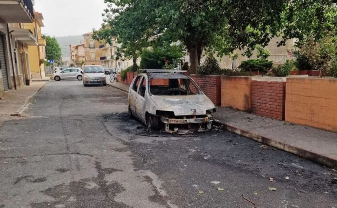 auto incendiata amantea