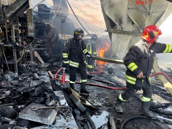 incendio capannone petilia