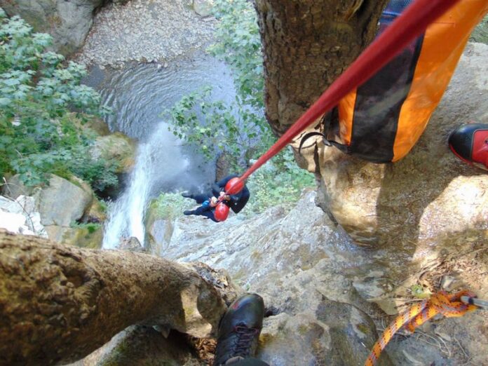Giugno a Papasidero significa solo una cosa: Outdoor Sports Day! Venerdì 21 e sabato 22 giugno, nel bellissimo borgo incastonato nel cuore della Valle del fiume Lao e del Parco nazionale del Pollino, si terrà la terza edizione dell’evento sportivo più divertente di tutta la Calabria organizzato dall’associazione di promozione turistica Visit Papasidero e dall’amministrazione del comune di Papasidero. Per il terzo anno consecutivo, Papasidero è pronta ad accogliere tutti i turisti amatori e gli sportivi che, tramite la prenotazione e l’acquisto di un ticket di 35,00 euro per gli adulti e 25,00 euro per i bambini, darà la possibilità di effettuare due escursioni a scelta tra: rafting, quad, acqua trekking, canyoning, paintball, parco avventura, trekking, e-bike, orienteering, lezioni di sopravvivenza, equitrekking, river tubing, visita guidata nel centro storico di Papasidero, visita guidata al sito archeologico della Grotta del Romito e partecipazione alla mini maratona. Si parte venerdì 21 giugno dove l’intero pomeriggio sarà dedicato al 1° Meet Outdoor (dalle ore 14:30 presso la sala convegni PISL): uno speciale spazio dal vivo per far incontrare e conoscere i professionisti del settore di tutta la zona; un pomeriggio d’interazione e networking dove la parola d’ordine sarà condivisione! Condivisione di nuovi progetti e start-up, di consigli e suggerimenti sotto vari punti di vista (commerciale, fiscale ed altro ancora), case study di realtà con esiti e successi positivi e tutto quanto può far accendere una discussione formativa e costruttiva, perché il primario obiettivo è il coinvolgimento di tutti i partecipanti e non una presenza sterile e passiva. Si continua sabato 22 giugno con il vero e proprio Programma dell’evento (a partire dalle ore 8:00 presso l’area dedicata in Corso Oliva): una colazione tipica vi attende al gazebo ove ritirare e pagare i ticket acquistati per poi dare il via ad un’intensa giornata di sport ed attività all’aria aperta. Nel frattempo e per tutta la durata dell’evento, radio podcast con musica ed interviste ai partecipanti e agli organizzatori oltre ad una bellissima ciclo pedalata da Papasidero fino alla Grotta del Romito alla quale parteciperanno associazioni del territorio impegnate in uscite in bici tutto l’anno. La giornata sportiva si avvierà alla sua conclusione con lo start alle ore 17:00 della 1° Mini Maratona “Corri nel borgo”, una piccola gara podistica amatoriale su un breve percorso strutturato all’interno dei vicoletti del borgo di Papasidero, alla fine della quale avranno luogo le premiazioni e i ringraziamenti ma che darà anche il via all’ultimo momento festivo della giornata. Dalle ore 20:00, infatti, in Piazza Umberto I, avrà inizio la serata “Music & Bbq” che vedrà lo spettacolo musicale dell’artista locale “Angelo Lo Tufo e la sua band” ed un angolo food dedicato alle specialità alla griglia tipiche della zona. Un evento speciale da non perdere assolutamente! Info e prenotazioni al 351/9364975.