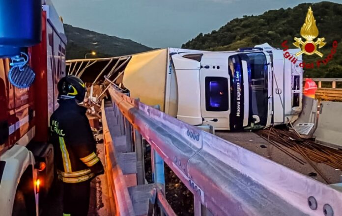 tir ribaltato altilia grimaldi