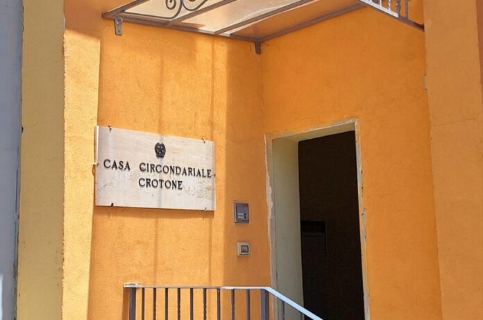 detenuti carceri crotone premio